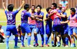 サッカー男子決勝 後半ロスタイム、同点ゴールを決めて喜ぶ山梨学院の選手たち ©読売新聞社