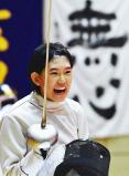 「全力 輝く夏」目を閉じて集中した後、気合を入れて試合に臨むフェンシング女子の選手(4日、愛知県知多市で) ©読売新聞社