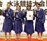 競泳女子400メートルリレーで3位になった埼玉栄の選手たち ©読売新聞社