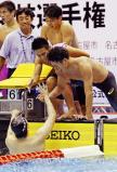 競泳男子800メートルリレーで優勝し、仲間と喜び合う日大豊山の選手たち ©読売新聞社