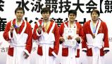 競泳男子800メートルリレーで3位になった豊川の選手たち ©読売新聞社