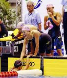 競泳女子800メートルリレーで優勝し仲間と喜び合う日大藤沢の選手たち ©読売新聞社