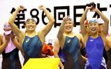 競泳女子800メートルリレーで優勝し応援席に向かって笑顔を見せる日大藤沢の選手たち ©読売新聞社