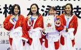 競泳女子800メートルリレーで3位になった豊川の選手たち ©読売新聞社