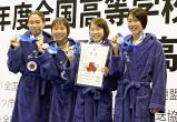 競泳女子800メートルリレーで準優勝した埼玉栄の選手たち ©読売新聞社