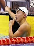 競泳男子400メートルメドレーリレー決勝、平泳ぎで日大豊山を3位に導いた谷口卓 ©読売新聞社