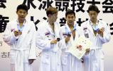 競泳男子400メートルメドレーリレーで3位に入った日大豊山の選手たち ©読売新聞社