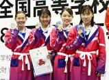 競泳女子４００メートルメドレーリレーで準優勝した日大藤沢の選手たち　©読売新聞社