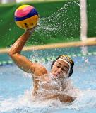 水球決勝、ゴールを狙う秀明英光の小見晴人 ©読売新聞社
