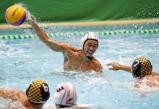 水球決勝、ゴールを決める金沢市工の新田一平 ©読売新聞社