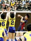 バレーボール女子・準々決勝【京都橘-福岡工大城東】 スパイクを放つ京都橘の石倉沙姫①(27日、宮崎県都城市の早水公園体育文化センターで)=前田尚紀撮影