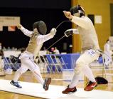 男子フルーレ予選トーナメント予選 大分豊府の平山利樹選手(右)を攻める龍谷大平安の飯村一輝選手(27日、霧島市牧園アリーナで)=田中勝美撮影