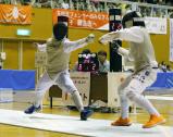 男子フルーレ予選で岡山大安寺中教校(右)の選手を攻める田名部の坪颯馬選手(27日、霧島市牧園アリーナで)=田中勝美撮影