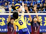 バレーボール女子・準々決勝【京都橘-福岡工大城東】 相手スパイクをブロックする京都橘の石倉沙姫①と真鍋七菜穂⑦(27日、宮崎県都城市の早水公園体育文化センターで)=前田尚紀撮影