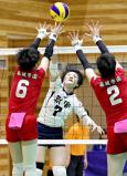 バレーボール女子・準々決勝【東九州龍谷-就実】 スパイクを放つ就実の平田美菜選手⑦(27日、宮崎県都城市の早水公園体育文化センターで)=前田尚紀撮影