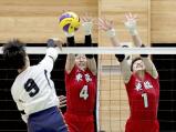 バレーボール女子・準々決勝【東九州龍谷-就実】 相手スパイクをブロックする東九州龍谷の佐村真唯選手④と岡部紗弥選手①(27日、宮崎県都城市の早水公園体育文化センターで)=前田尚紀撮影