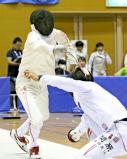 男子エペで準優勝した王子総合の松本龍選手(左)
