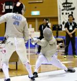 女子サーブル決勝で鹿児島南の尾崎選手(左)を攻める玄界の高橋千里香選手