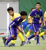 対今市戦、相手と激しく競り合う玖珠美山の酒井高希選手(左)