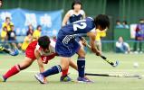 対今市戦、激しくボールを奪い合う岐阜各務野の五島希選手(左)