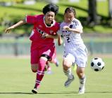 前半、激しく競り合う帝京大可児の仁科友香選手(右)