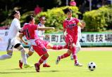 前半、シュートを放つ聖和学園の桜庭琴乃選手(左から2人目)