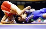 団体戦、高松農業の選手を攻める網野の吉岡冬馬(右)