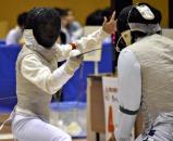 男子団体戦で攻め込む松任の浅井選手(左)