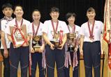 女子団体で優勝し、笑顔の聖霊女短大付の選手たち