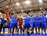 レスリング団体4連覇を果たし、喜ぶ日体大柏の選手たち