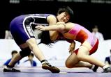 女子47キロ級 相手の攻めを必死にかわす都城西の河野愛琳選手(左)