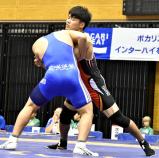 相手選手と組み合う多度津の田中主将(奥)