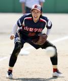 ソフトボール女子 守備で声を出す山梨学院の中込向日葵選手