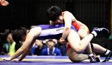 レスリング女子74キロ級で優勝した帝京の鏡優翔選手(右)
