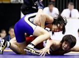 レスリング女子53キロ級で優勝したいなべ総合の藤波朱理選手(左)