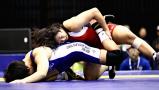 レスリング女子62キロ級で優勝した至学館の稲垣柚香選手(上)