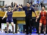 レスリング女子57キロ級で優勝を果たした吉武まひろ選手(左)