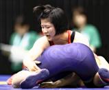 レスリング女子68キロ級で優勝した中京学院大中京の寺本鈴選手(上)