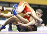 男子51キロ級で準優勝した鳥栖工の荒木瑞生選手(右)