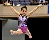 平均台でダイナミックな演技を披露する大町岳陽の国府方杏月選手