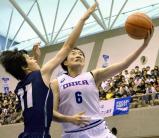 ドリブルで切り込んでシュートを放つ桜花学園の岡本美優(右)