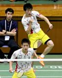男子団体で優勝した聖ウルスラ英智ダブルスの藤沢佳史(手前)、熊谷翔組