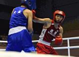 ピン級で優勝し、大会2連覇を達成した荒竹選手(右)