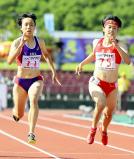 女子100メートルを制した恵庭北の御家瀬緑選手(左)(右は2位の立命館慶祥・石堂陽奈選手)