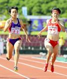 女子１００メートルを制した恵庭北の御家瀬緑選手（左）（右は２位の立命館慶祥・石堂陽奈選手）