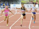 女子４００メートル障害で優勝した八王子・津川瑠衣選手（中央）