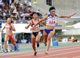 女子400メートルリレーで優勝、フィニッシュラインに飛び込む相洋の最終走者・石川選手(右)