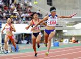 女子４００メートルリレーで優勝、フィニッシュラインに飛び込む相洋の最終走者・石川選手（右）