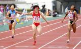 女子200メートルで優勝した立命館慶祥の石堂陽奈選手(中央)