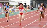 女子２００メートルで優勝した立命館慶祥の石堂陽奈選手（中央）